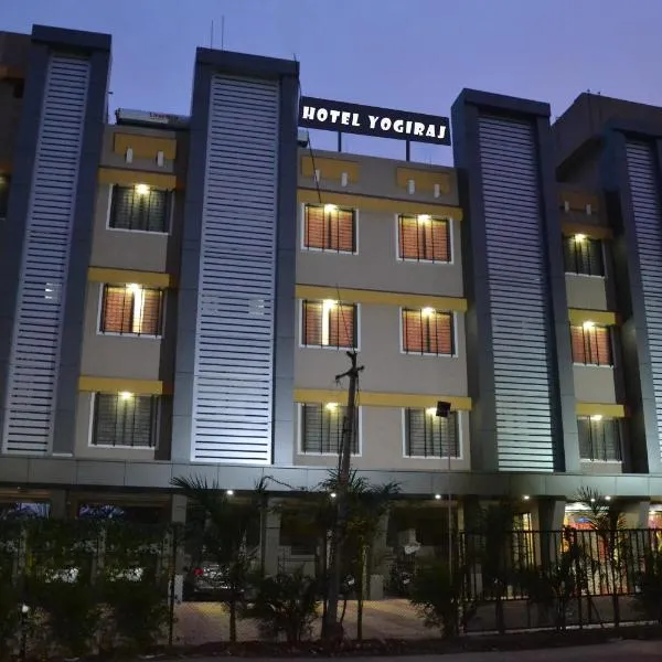 Hotel Yogiraj，位于舍地的酒店