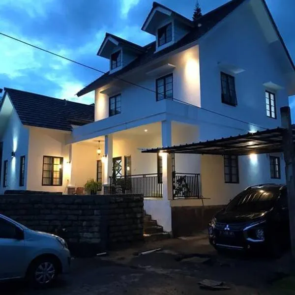 Stylish Villa at Green Apple U 35A Cipanas Puncak，位于Sindanglaya的酒店
