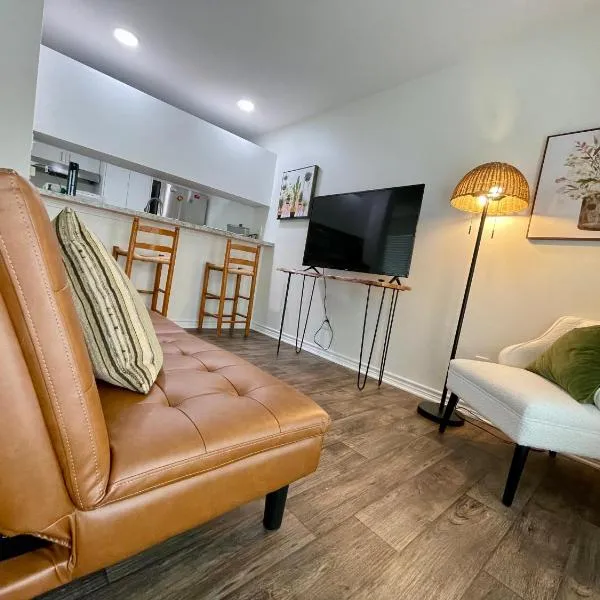 Cabo San Roman entire Condo with patio 5 min from Casino，位于查尔斯湖的酒店