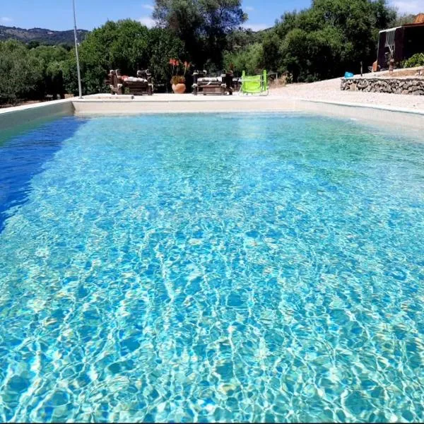 Preciosa Casa de Madera, Andalucía，位于埃尔博斯克的酒店