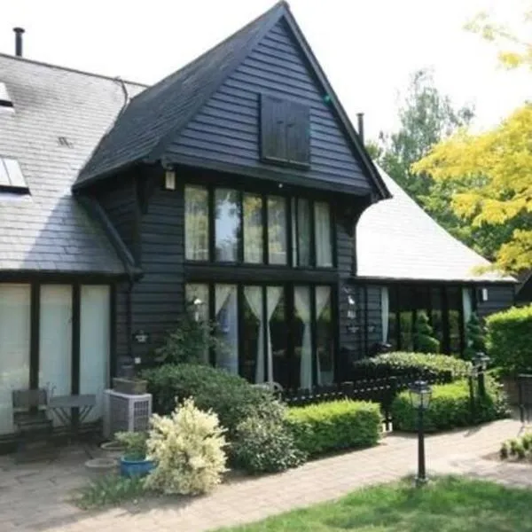 BARN: Sleeps 6, Stansted 12 mins，位于Hatfield Broad Oak的酒店