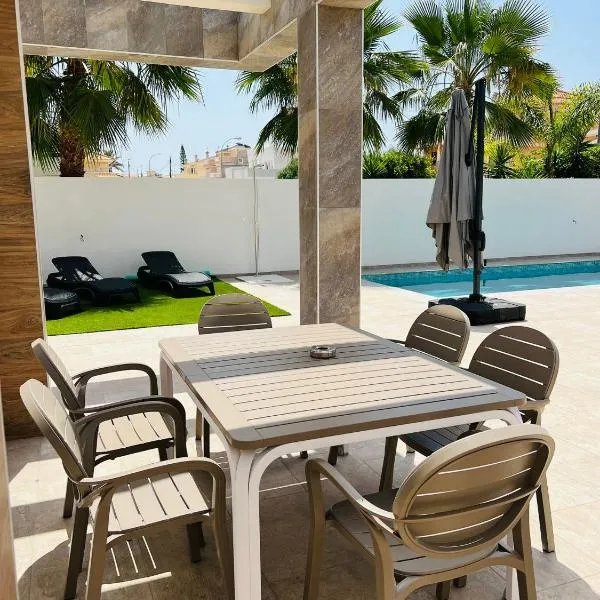 Villa Domicil de Luxe，位于托雷维耶哈的酒店