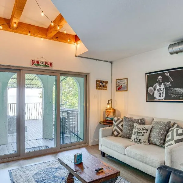 7 Mi to Winery Lakefront Rockwall Home with Deck，位于罗克沃尔的酒店