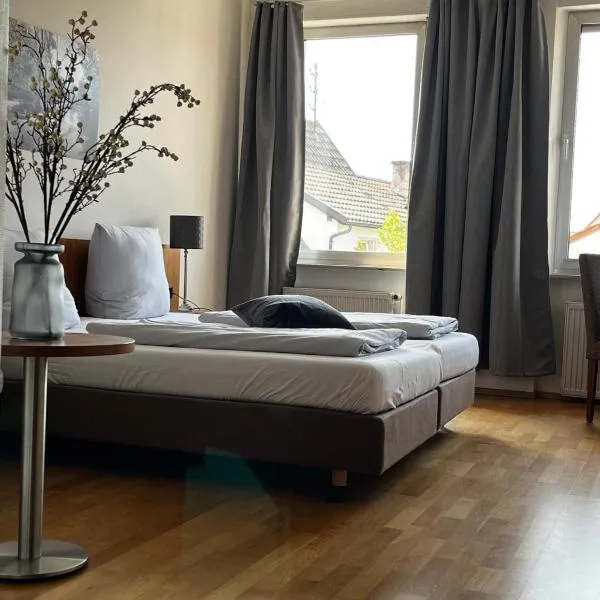 Landgasthof zur Sonne I Hotel & Restaurant，位于Neuburg的酒店