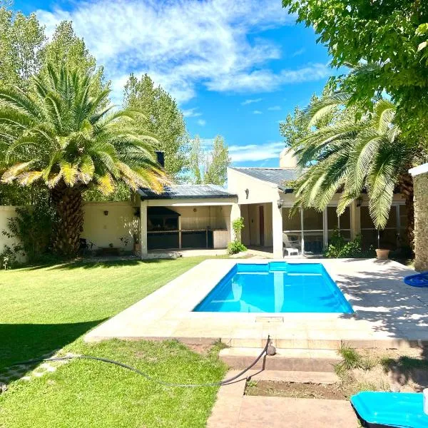 Lujosa y amplia casa, con piscina y jardin en mendoza，位于Las Compuertas的酒店