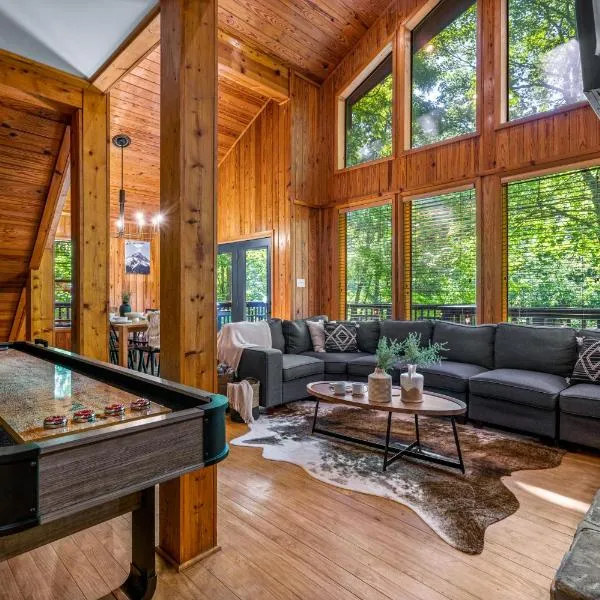 Escape to Sugar Chalet: The Rustic Modern Retreat，位于加特林堡的酒店