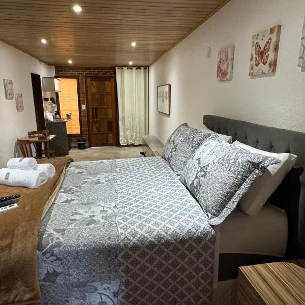 Chalé 09 com cozinha no coração de penedo，位于伊塔蒂亚亚的酒店
