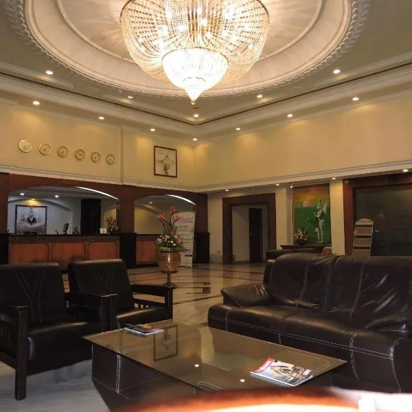 Hotel PLR Grand，位于Renigunta的酒店