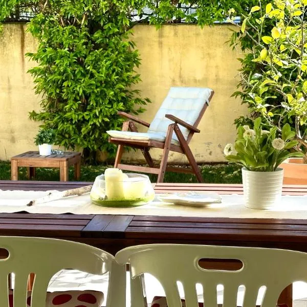 M216 - Marcelli, bilocale con giardino a 200mt dal mare，位于马瑟利的酒店