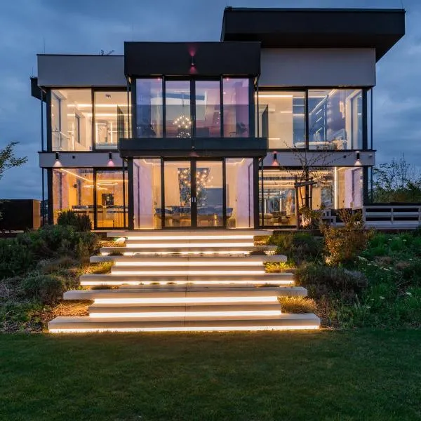 Chandelier Sky Mansion，位于Tuchoměřice的酒店