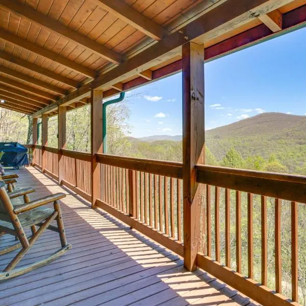 Family Cabin with Private Hot Tub and Views in Boone!，位于布恩的酒店