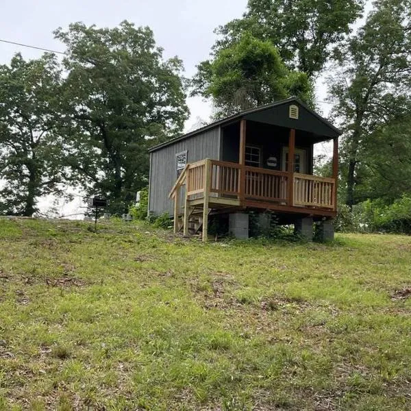 Camping Cabin with private Bathroom，位于Maumee的酒店
