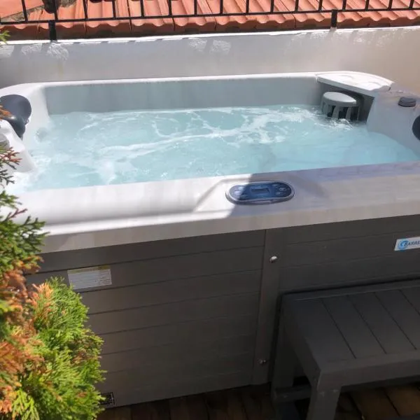 Evagelia's deluxe villa-Jacuzzi in Skopelos center，位于斯科派洛斯的酒店
