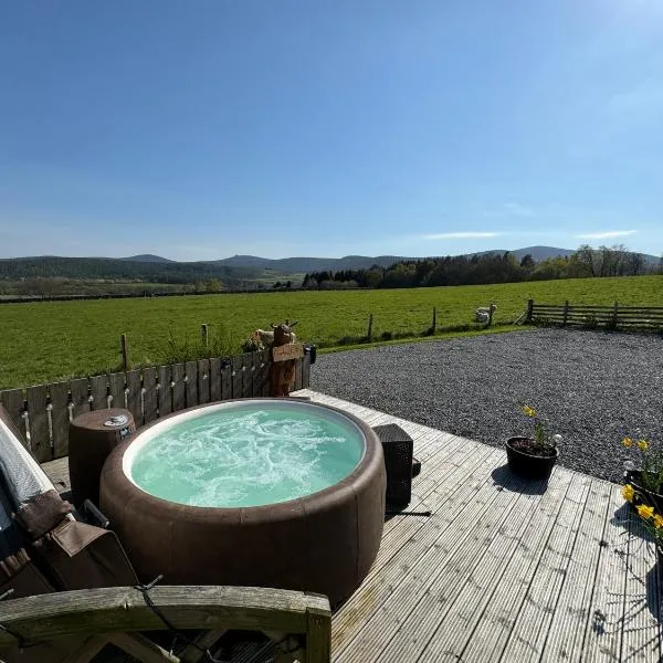 Drumhead Cottage Finzean, Banchory Aberdeenshire Self Catering with Hot Tub，位于Kincardine OʼNeil的酒店