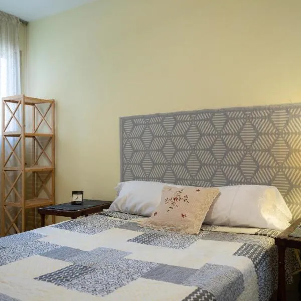 Habitación doble con baño compartido en Benalmadena，位于卡尔塔马的酒店