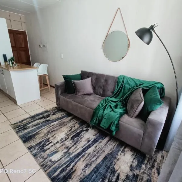 Apartment in Boksburg near OR TAMBO INTERNATIONAL AIRPORT，位于博克斯堡的酒店