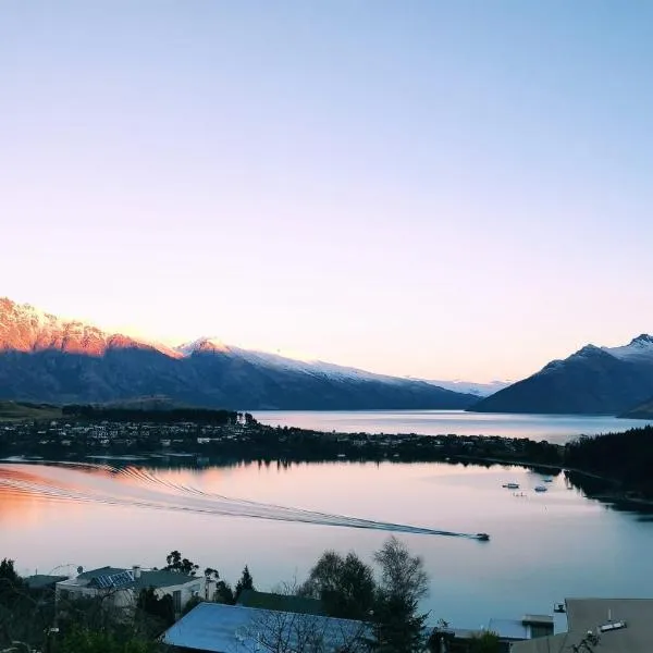 Lake Views / Close to Town，位于箭镇的酒店