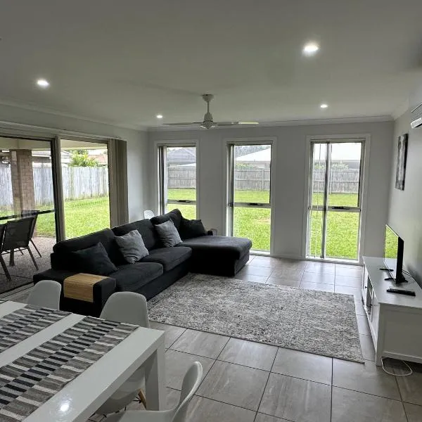 Beautiful 4 bdr house - Sandstone point, Bribie，位于Sandstone Point的酒店