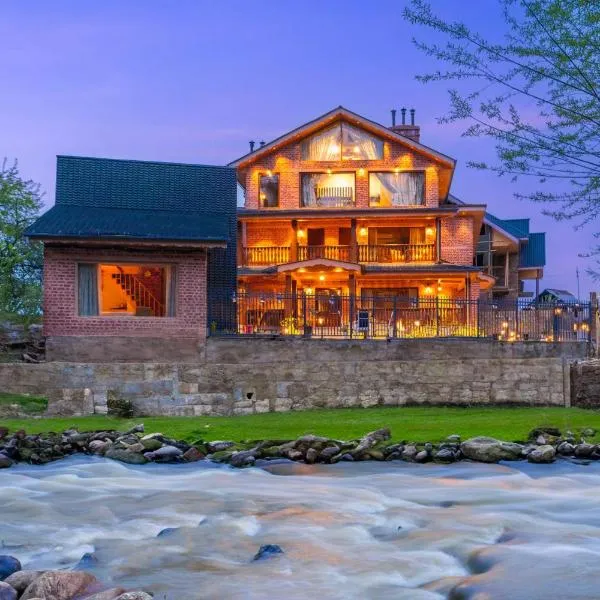 StayVista at Swiss Chalet - Tangmarg with Gazebo & Lawn，位于Tangmarg的酒店