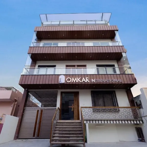 HOTEL OMKAR INTERNATIONAL VARANASI --A Premium Luxury Hotel -- 5-Star Feel At An Affordable Price --，位于瓦拉纳西的酒店