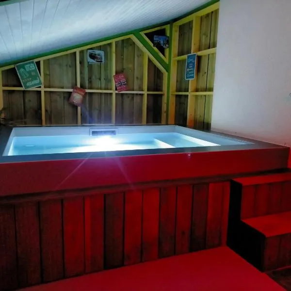 Gîte avec espace bien-être et jacuzzi entre Bordeaux et Lacanau océan，位于Sainte-Hélène的酒店