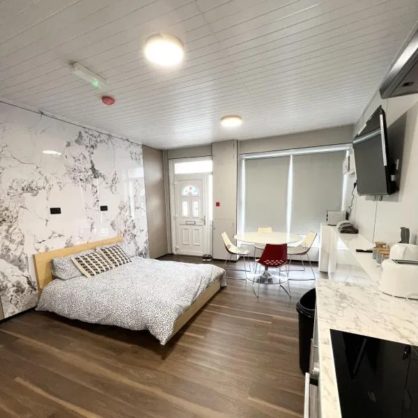 OYO Welsh Holiday Accommodation - Modern Stay，位于彭布罗克码头的酒店