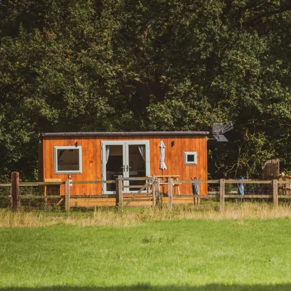 The hideaway at hiddenwood glamping，位于Corsley的酒店