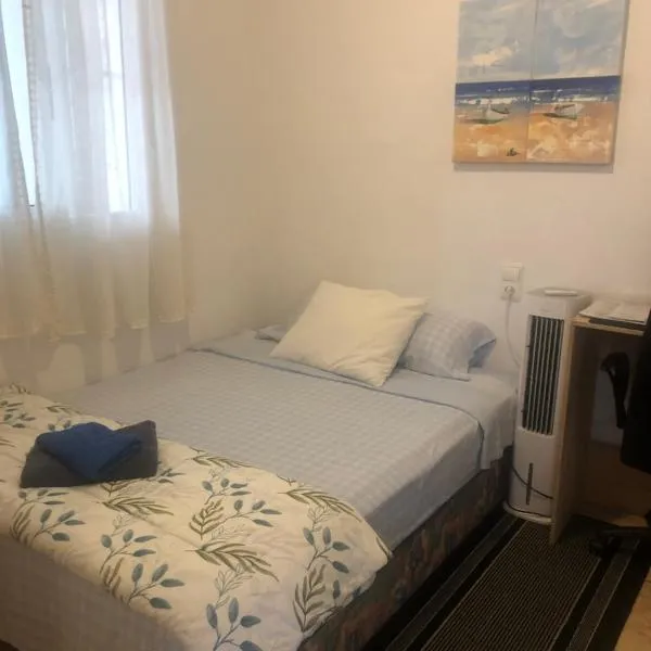 Apartamento compartido - SOLO EL DORMITORIO ES PRIVADO，位于托雷维耶哈的酒店