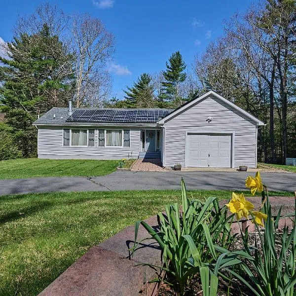 Spacious Catskills Serenity nearby Delaware River Gap w Game Rm Pet Friendly and Fenced Yard，位于Glen Spey的酒店