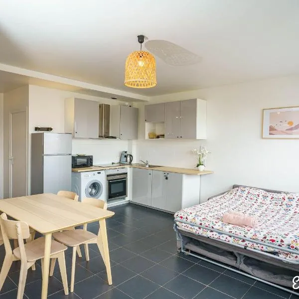 Disponible - Appartement Entier 11 - escale-marne fr - 4 pers, 10mn metro 8, RER A, Parking rue Gratuit, Cuisine Équipée, Grand lit haut de gamme, Matelas Eve Sleep, 1er étage，位于迈松阿尔福的酒店