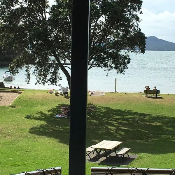 Beachside Bliss Castor Bay - Holiday by the Beach，位于奥克兰的酒店