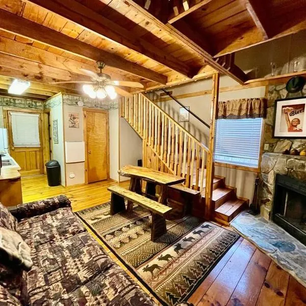 Oktoberfest themed Cabin in woods stream #14，位于海伦的酒店