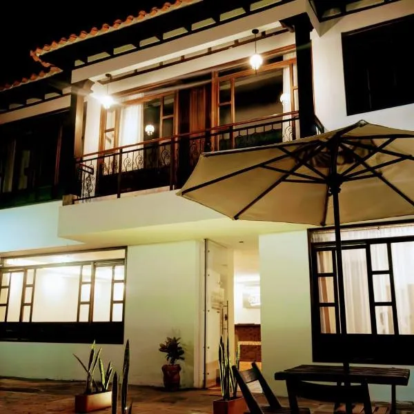HOTEL ENCANTO COLONIAL，位于莱瓦镇的酒店