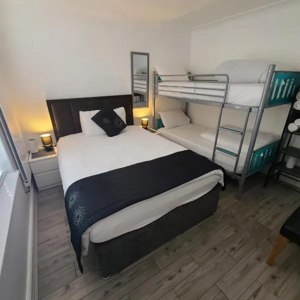 GATWICK ROOMs-TRAVEL SERVICE-AIRPORT PARKING，位于Ifield的酒店