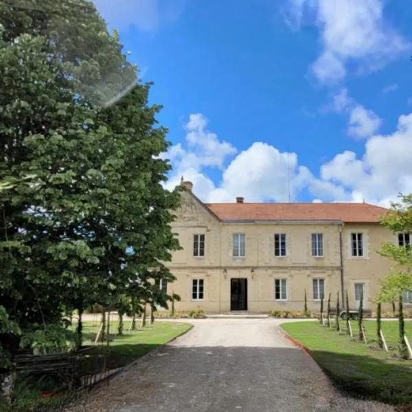 Château Bernon Maison d Hotes - Piscine et sauna，位于Civrac-en-Médoc的酒店