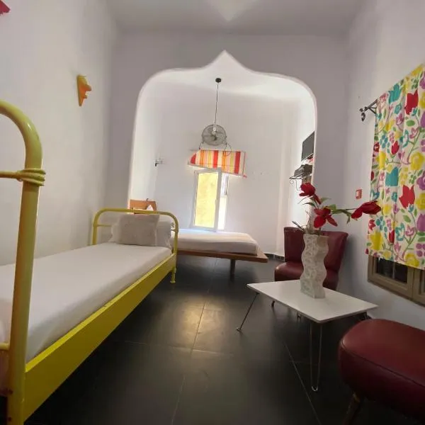 Hostal Valencia - private room with bathroom，位于舍夫沙万的酒店