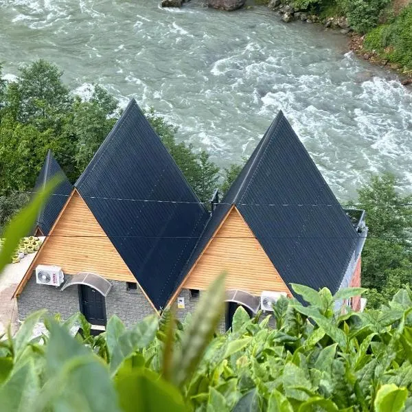 Dereüstü ve Gökçe Bungalov - بنغل على ضفاف النهر，位于Ardeşen的酒店