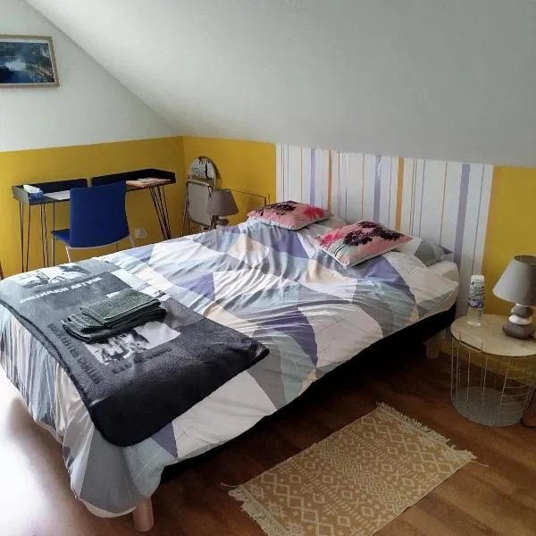 Chambre jaune dans maison avec parking，位于克吕斯的酒店