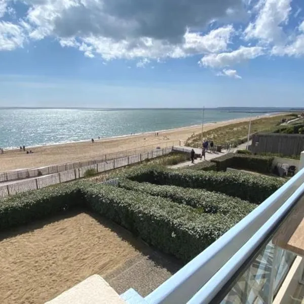 Sur la plage de Bonne Source les pieds dans l'eau，位于波尔尼谢的酒店