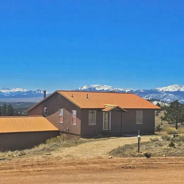 Beautiful quiet getaway in dark skies community. Perfect for a relaxing stay in the mountains，位于Westcliffe的酒店