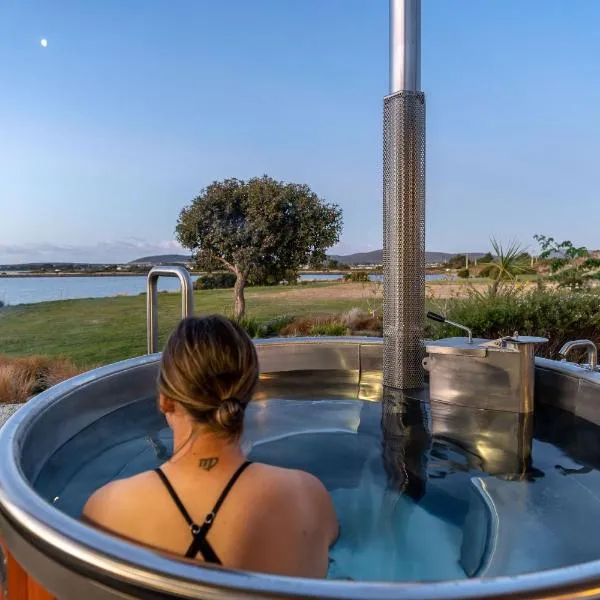 Stargazers Waterfront Hot tub Cottage Tasmania，位于Kelso的酒店