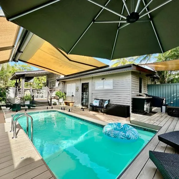 Sweet Creek Cottage, Palm Cove, 200m to Beach, Heated Pool, Pets，位于棕榈湾的酒店