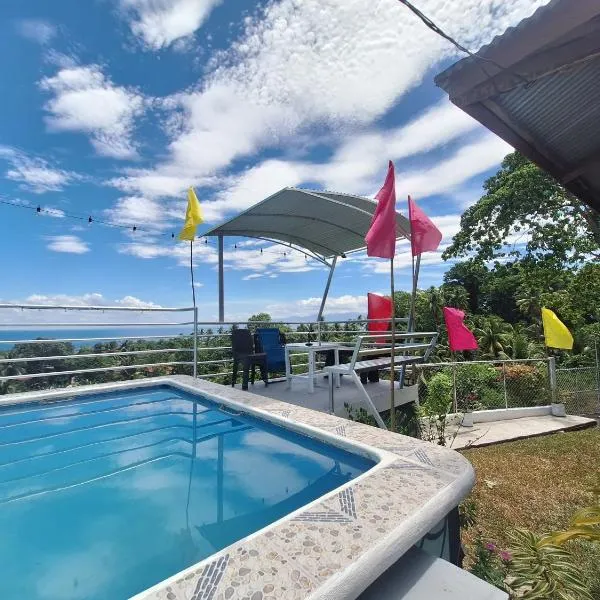 Island samal overlooking view house with swimming pools，位于Quinawitnan的酒店