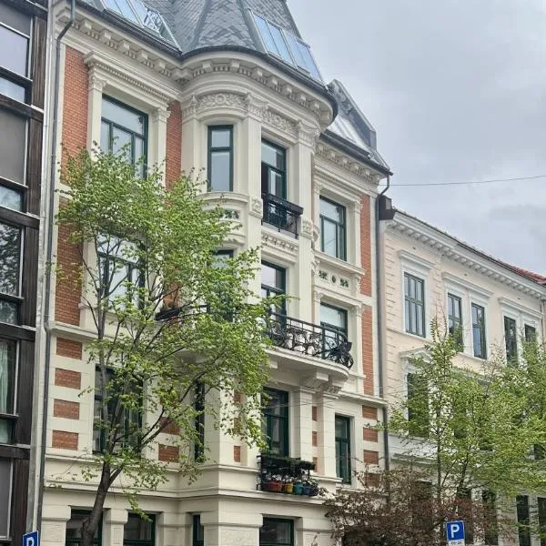 Elegant & Quiet Apartment in Historic House - Prime Location in Oslo West，位于奥斯陆的酒店