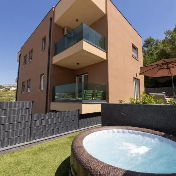 New Modern Apartment in Podstrana With Garden and Jacuzzi，位于珀德垂那的酒店