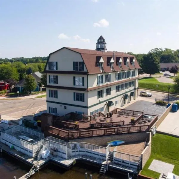 Harbor View at the Colonial - Condo overlooking Black River, walking distance to beach and downtown，位于南黑文的酒店