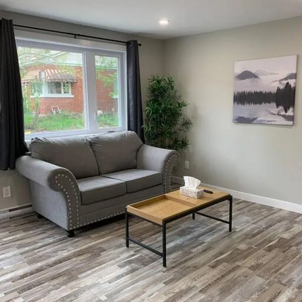 ENTIRE 1 BEDROOM APARTMENT DOWNTOWN - u4，位于滑铁卢的酒店