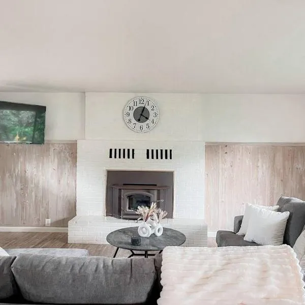 Beautiful Coast Home 3 Minutes From Beach!，位于博德加湾的酒店