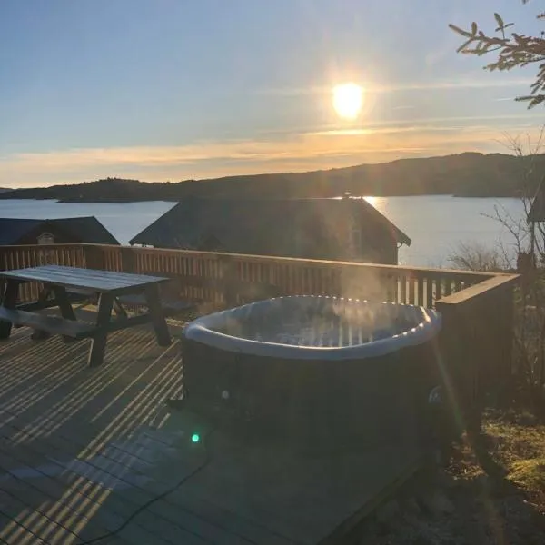 lovely cottage by the sea with hot tub and sauna，位于Forland的酒店