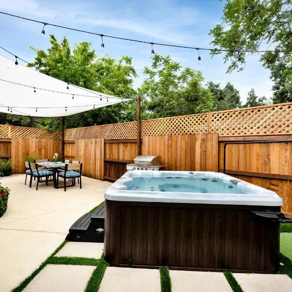 Retro Cottage, Hot Tub, Putting Green, walk to all，位于千橡市的酒店